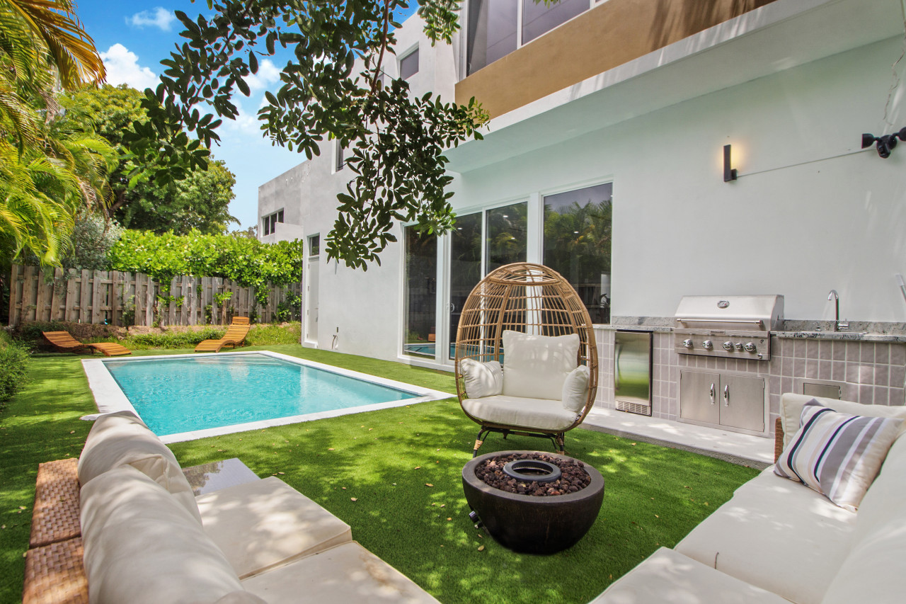 06 Tropicana LEG 1 DV: 6BR 5BA 18PPL