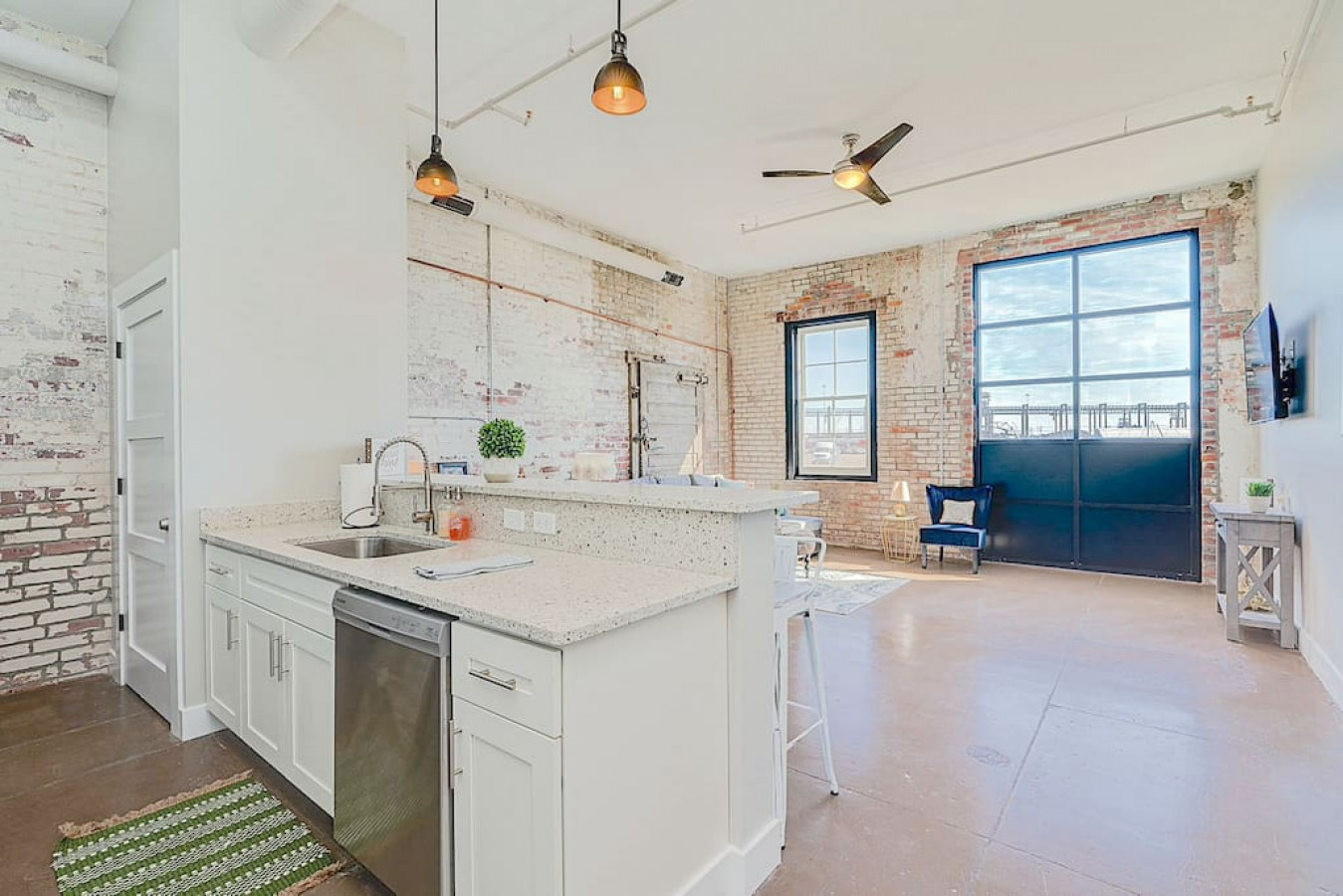 Chic Décor And Prime Downtown Location - Stylish Unique Oasis - Hampton, VA