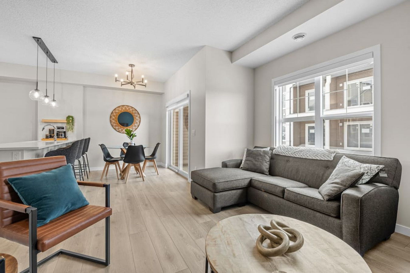 Stunning Mountain Townhome With Modern Amenities - Cozy Retreat - Canada