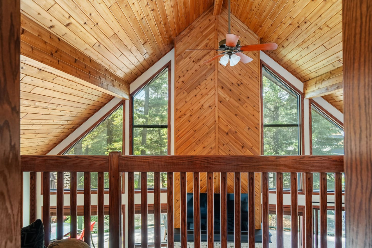 Cabin in the Woods | Private Hot Tub | AC | Quiet