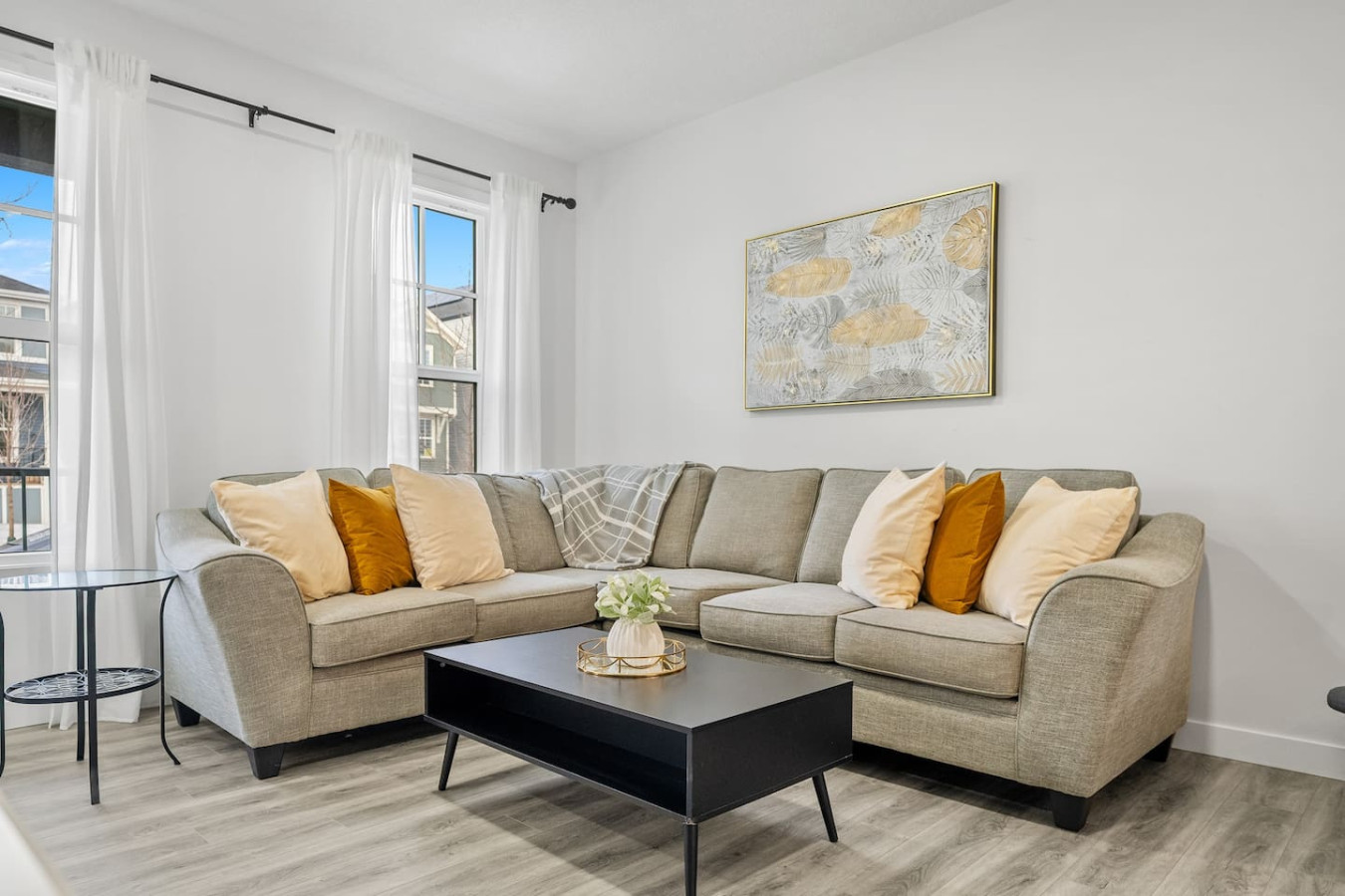 Spacious Suite With Full Kitchen And Cozy Living Areas - Stylish Retreat - カルガリー