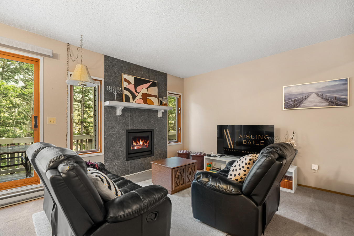 Cozy Retreat With Air Hockey And Wood Fireplace - Inviting Getaway - Alberta