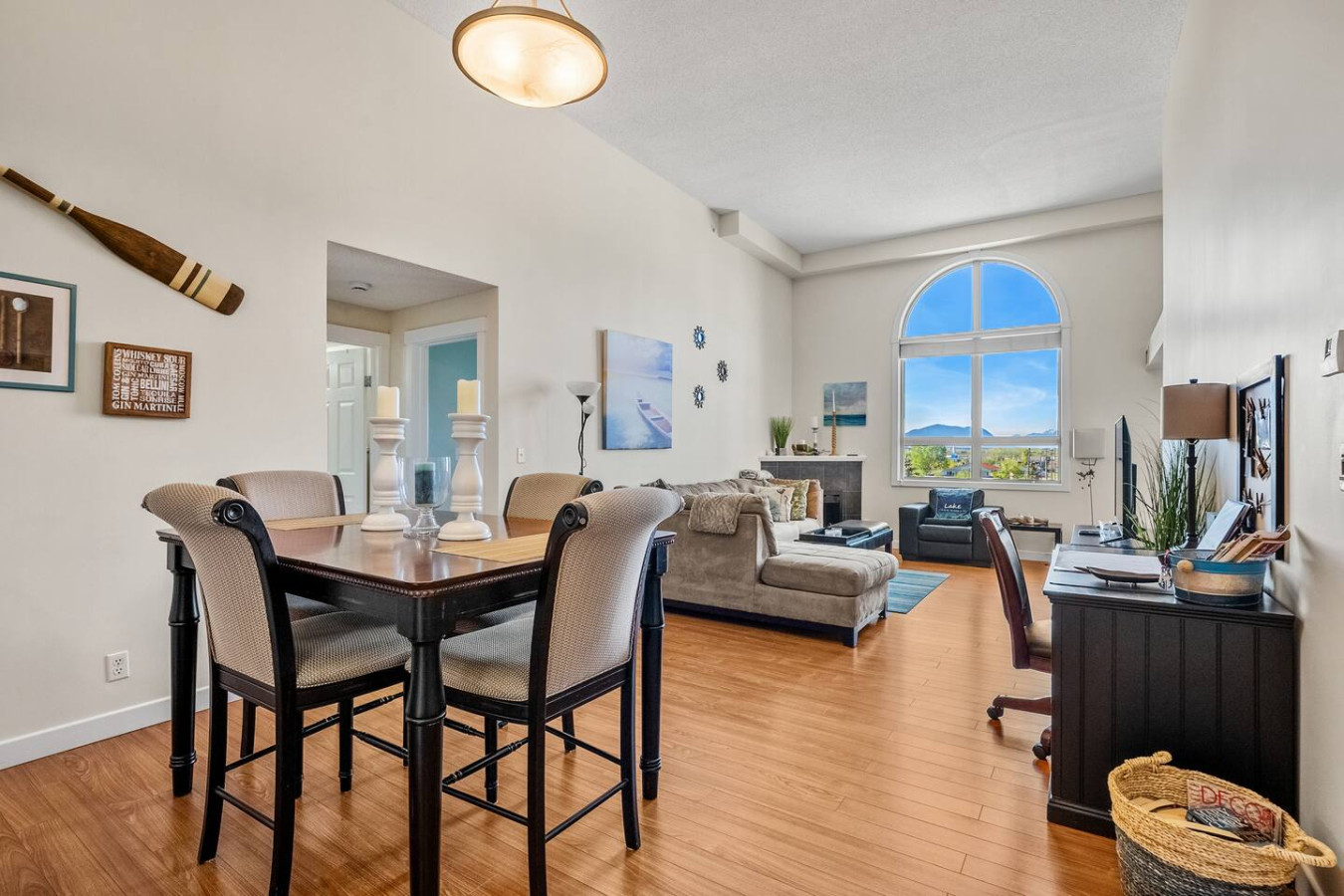Lakeside Escape With Outdoor Pool And Hot Tub - Charming Retreat - Invermere