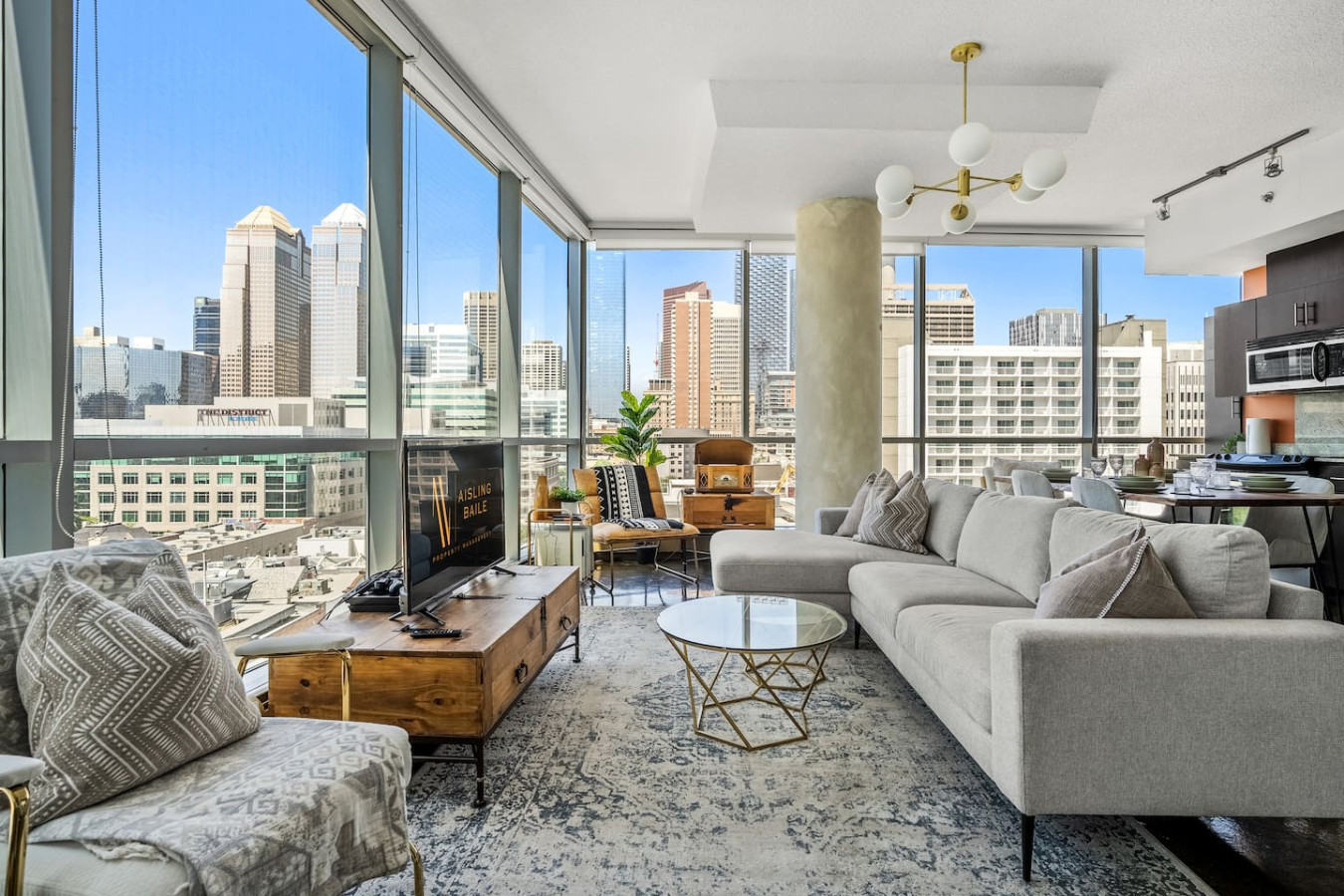 Skyline Views And Cozy Balcony - Stunning Urban Escape - Canada
