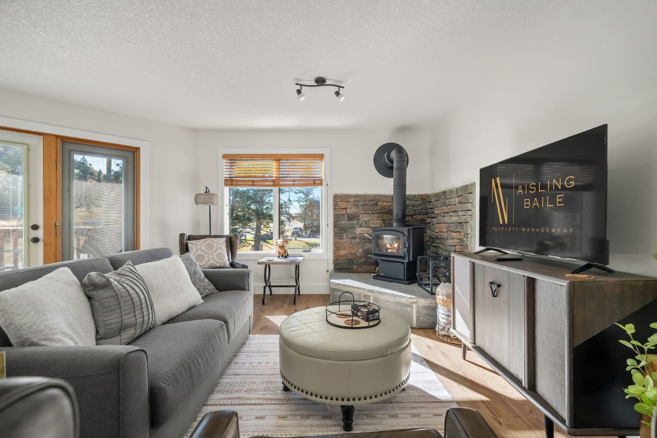 Mountain Escape With Wood Fireplace And Balconies - Stunning Haven - Canada