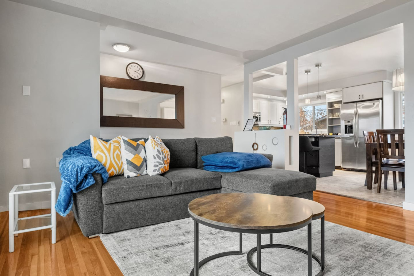 Charming Bungalow With Fenced Backyard - Cozy Retreat For Families - Calgary
