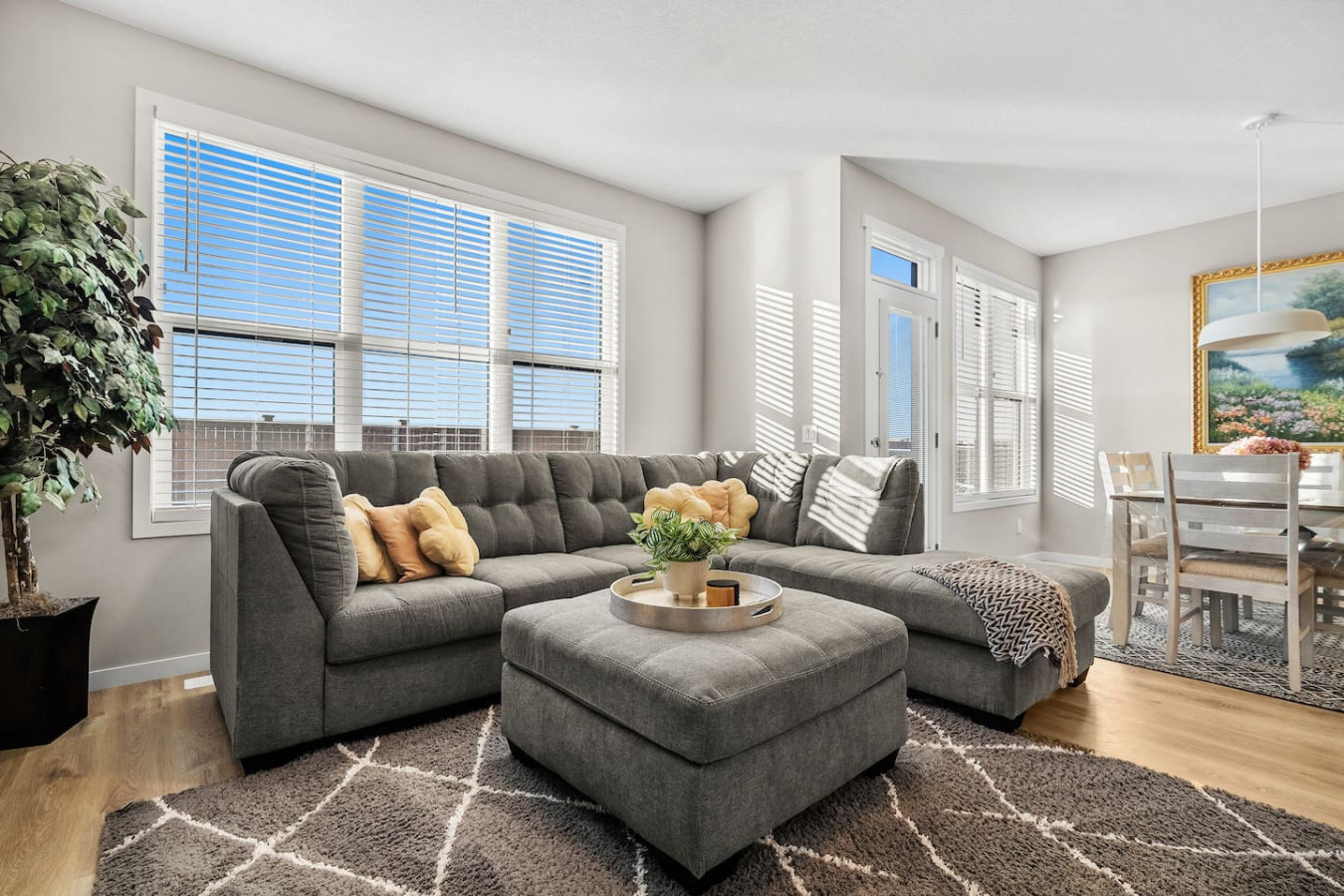 Spacious Retreat With Dual Kitchens And Cozy Living Spaces - Inviting Oasis - Calgary
