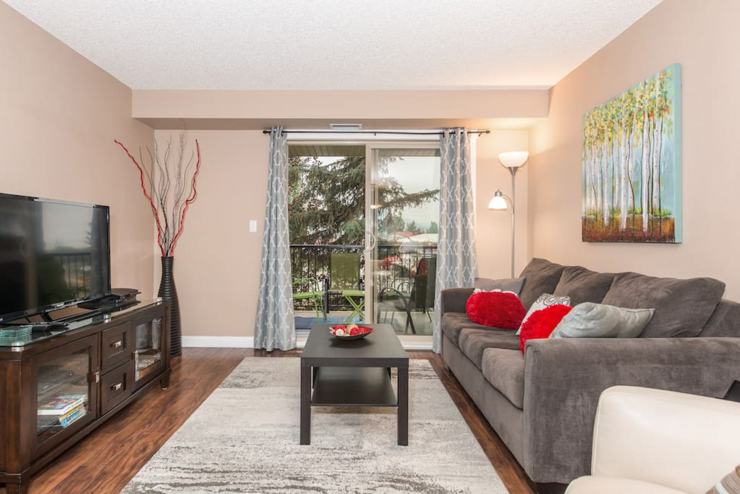 Private Patio With Bbq And Access To Community Pool - Charming Retreat - Invermere