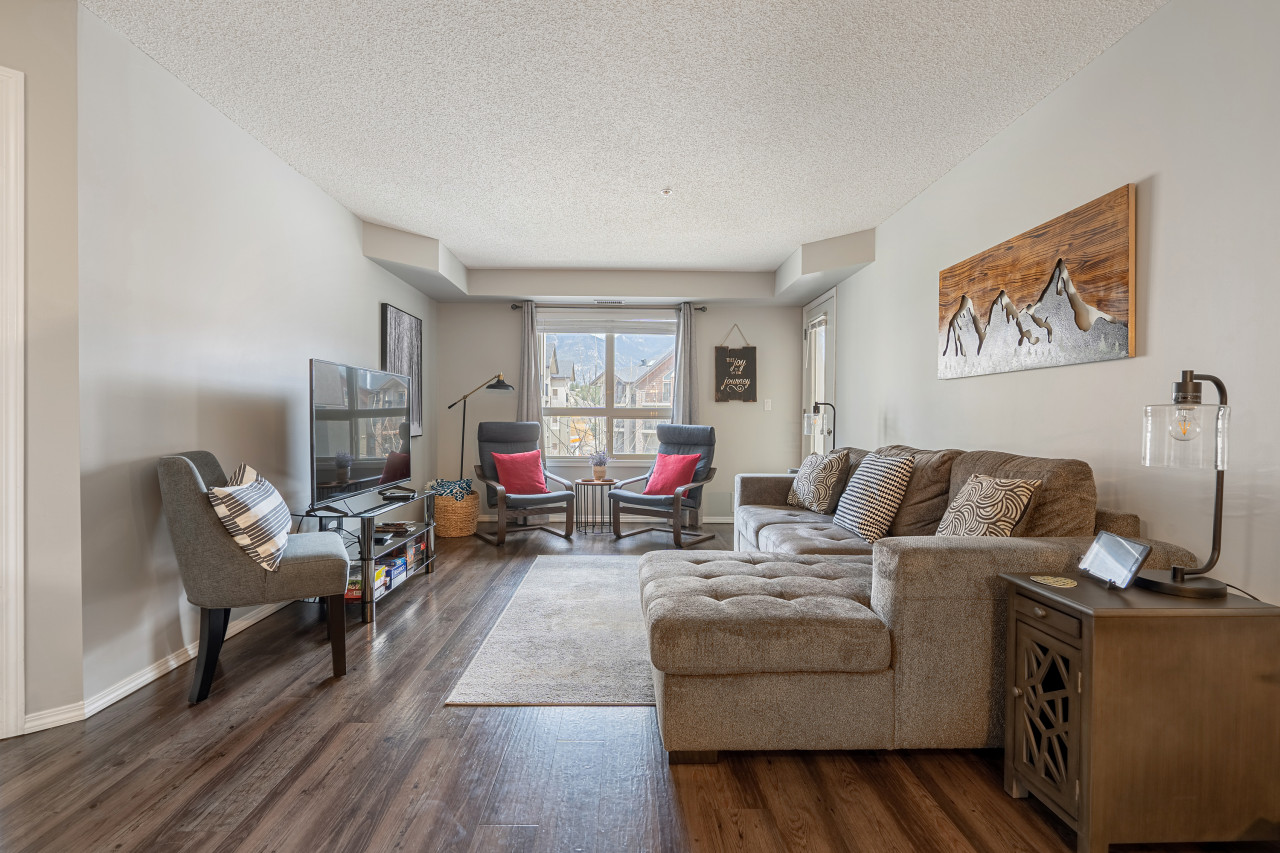 Outdoor Pool And Hot Tub - Charming Lakeside Sanctuary - Invermere