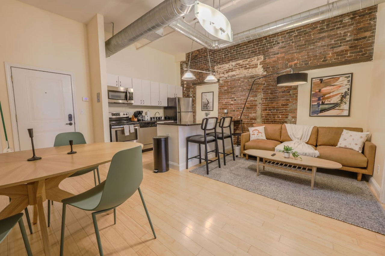 Spacious And Stylish Retreat - Comfortable Haven With Elevator Access - Massachusetts