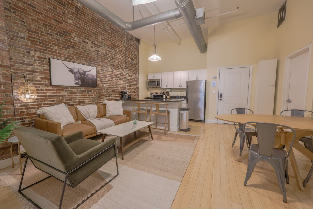 Stylish Exposed Brick And Elevator Access - Charming Urban Escape - Downtown - Boston