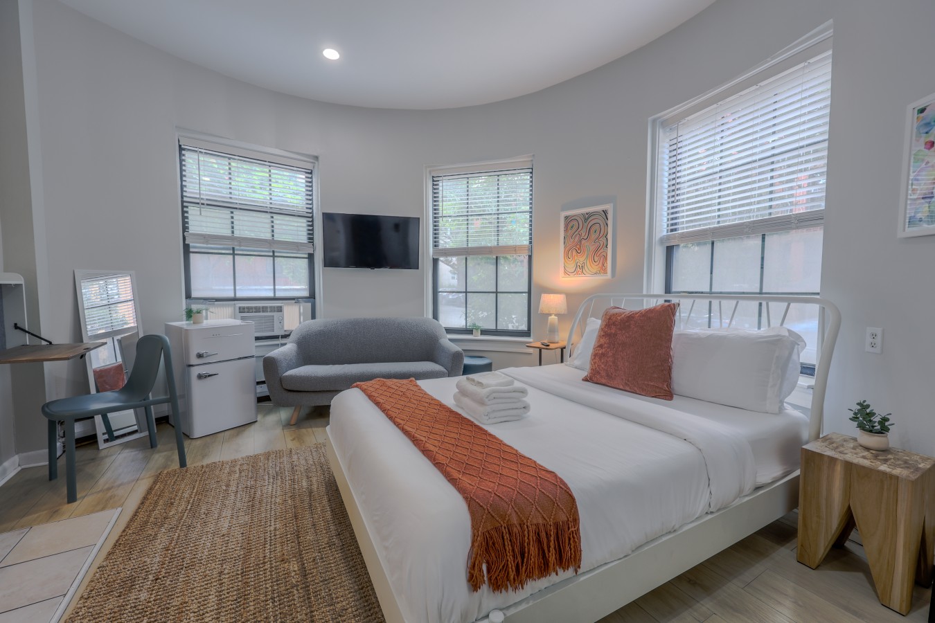 Charming Retreat With Retro Flair - Bright And Airy Studio Escape - Boston, MA