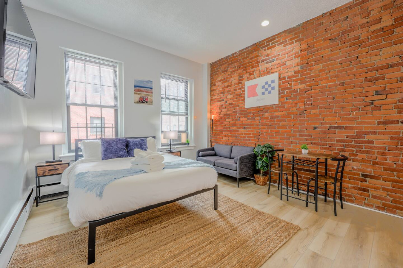 Charming Studio With Exposed Brick - Delightful Urban Haven - Boston, MA