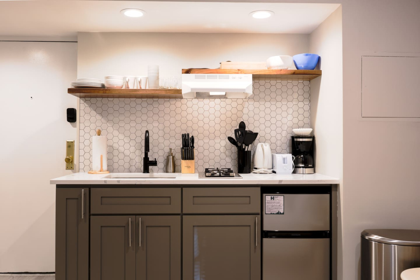 Cozy Studio With Kitchenette And Modern Comforts - Charming Escape - Boston