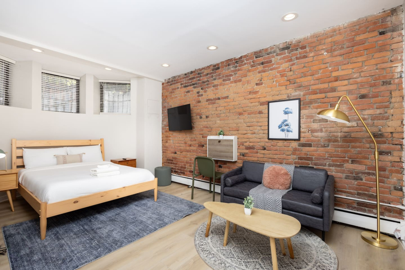 Back Bay Studio With Exposed Brick - Boston, MA