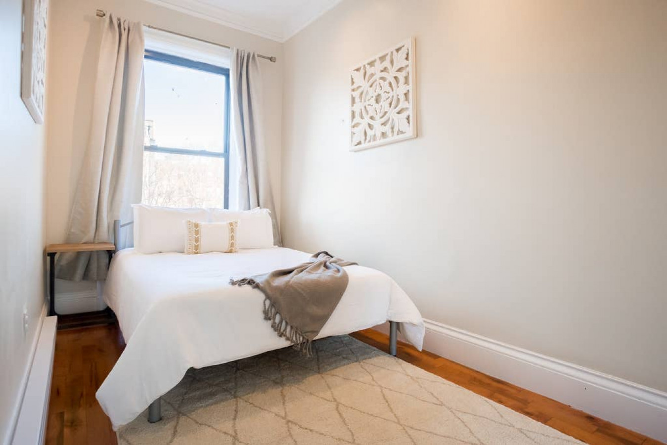 Comfortable full size memory foam mattress with protective topper.  600 thread count Egyptian cotton sheets.