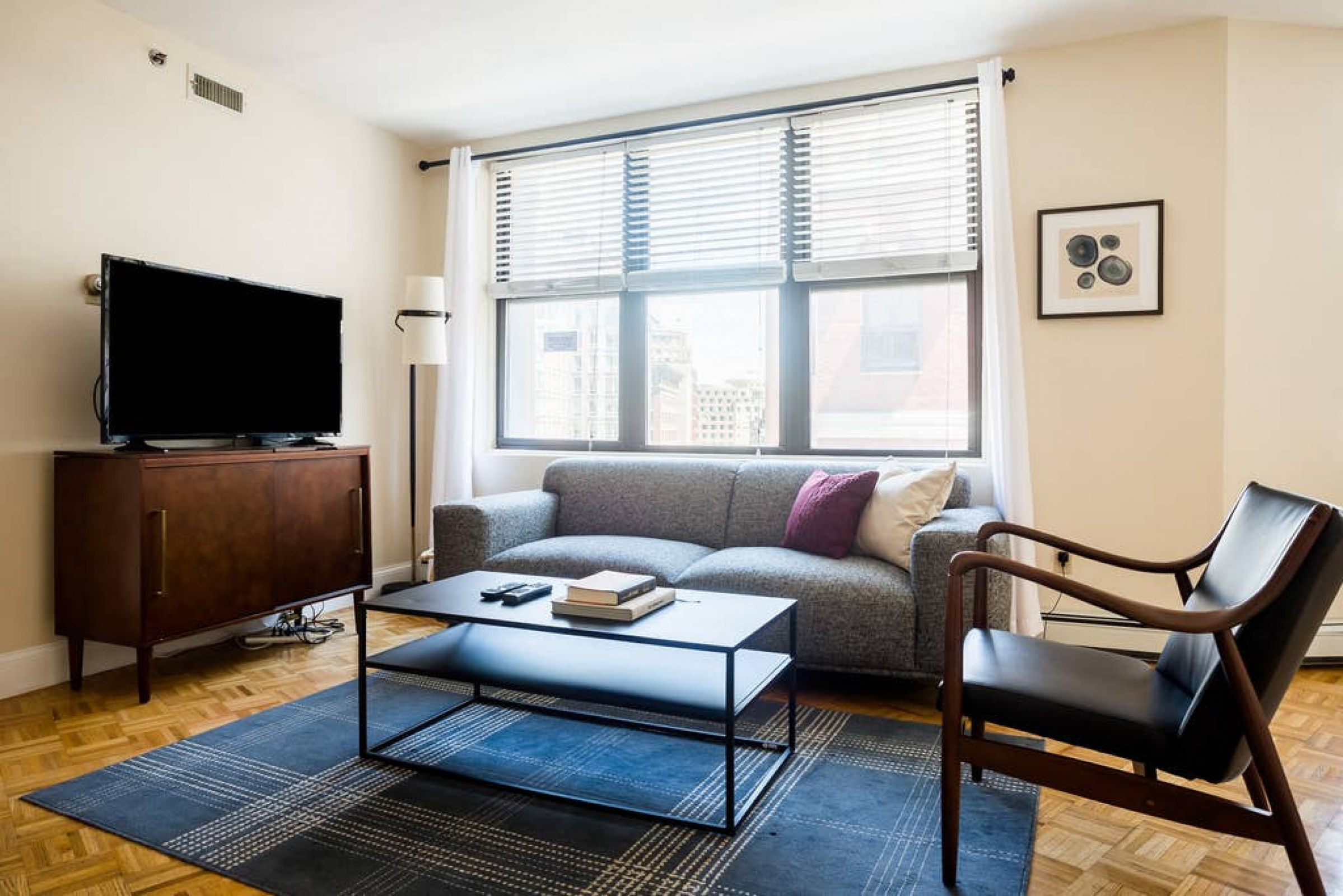 Stylish Loft With Bright Living Space - Chic Urban Retreat - Boston, MA