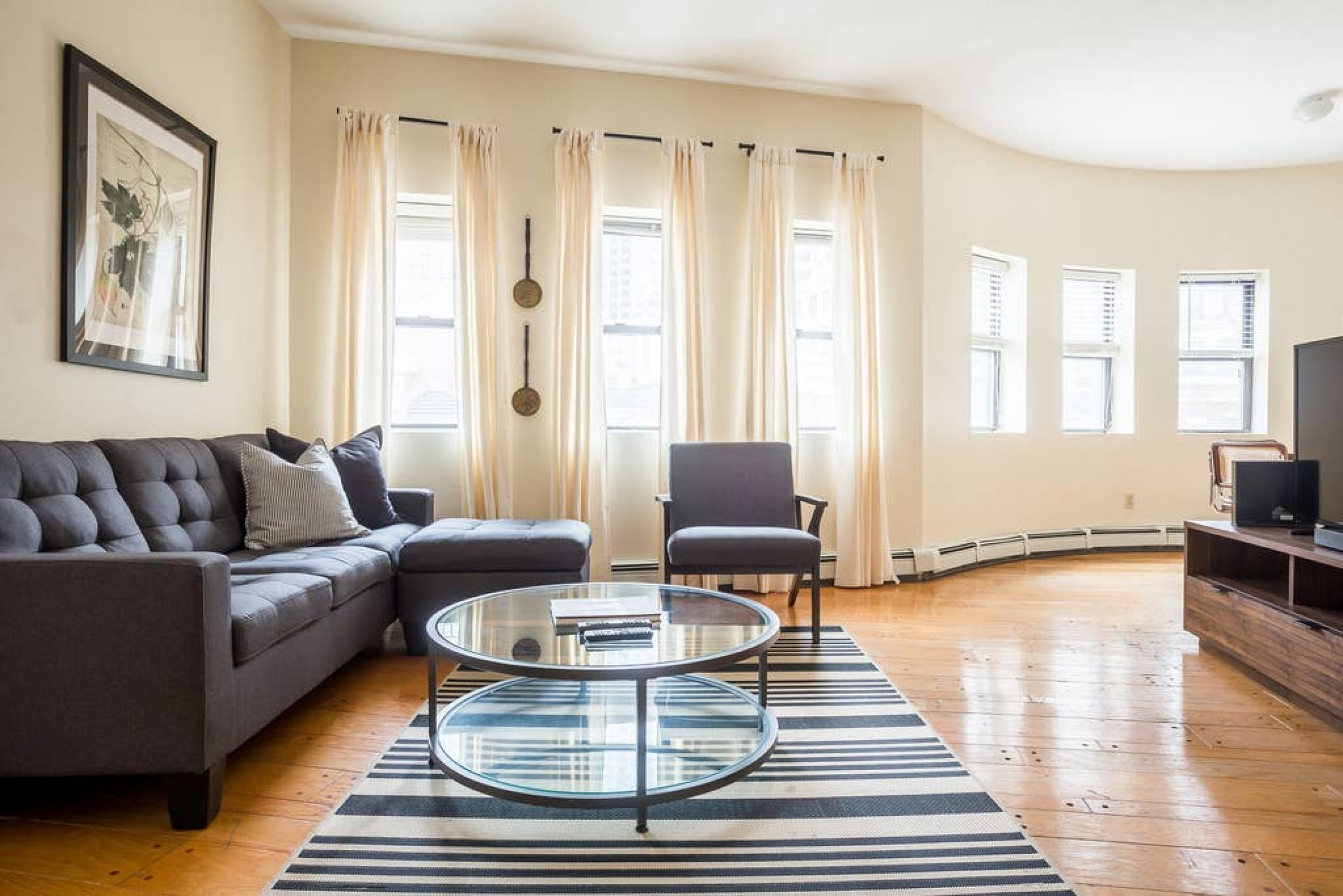 Bright And Inviting Space With Charming Design - Stylish Urban Retreat - Boston, MA