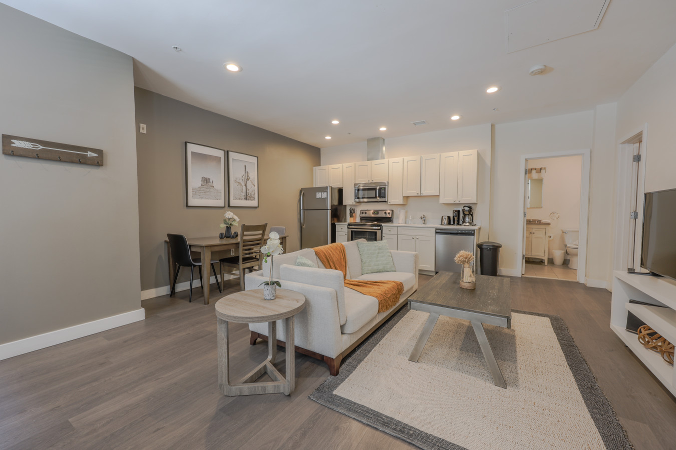 Charming Oasis With Smart Lock Access - Cozy Urban Retreat - Boston, MA
