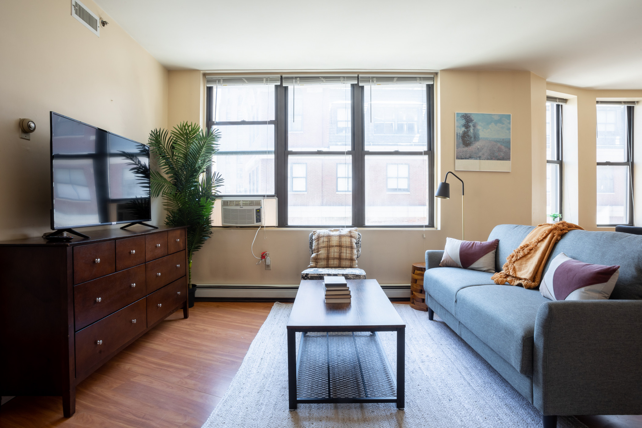 Bright And Airy Haven With Laundry - Charming Financial District Escape - Boston, MA