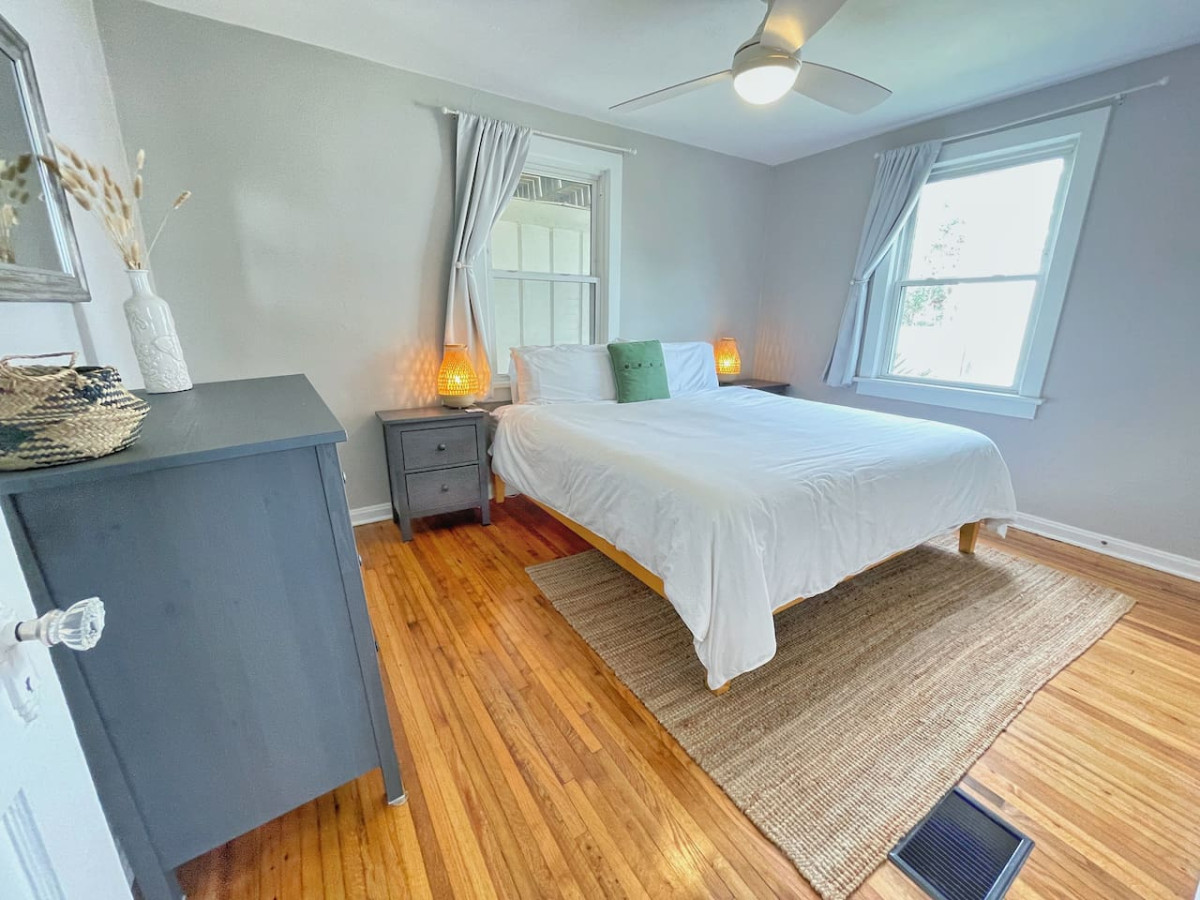 2/1 - Lower Unit - 4 Blocks to the Beach