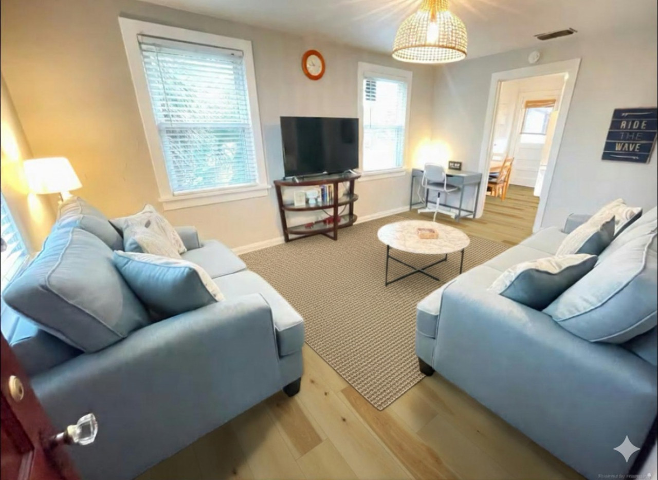 2/1 - Upper unit - 4 blocks to the Beach
