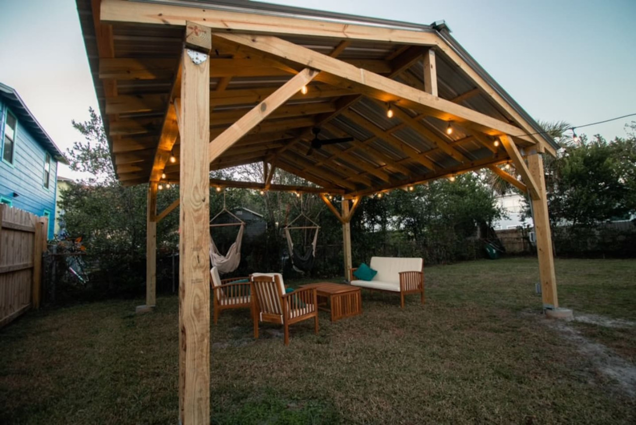 Walk to the beach, bars, and Seawalk Pavilion!