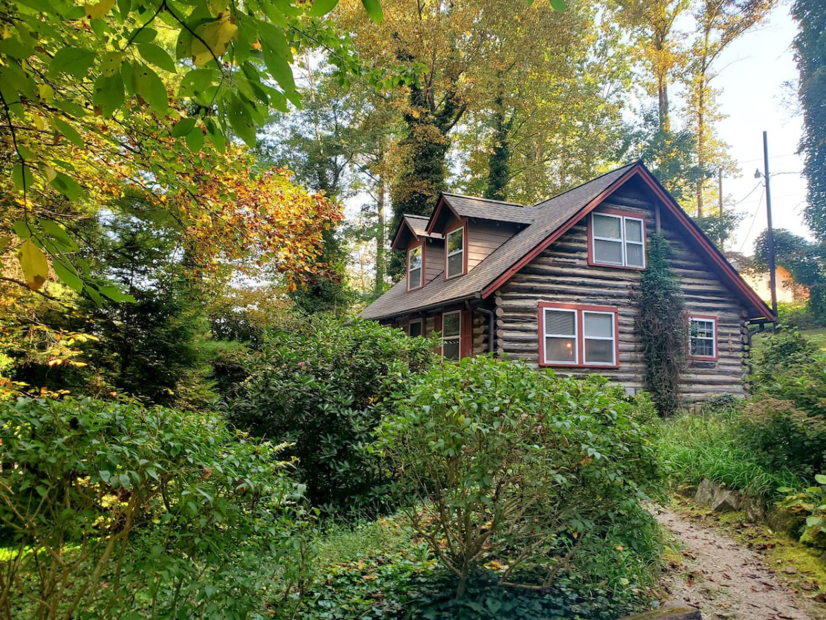 Firefly: 1930's Cabin. Bikes, BBQ, walk dtn, firepit