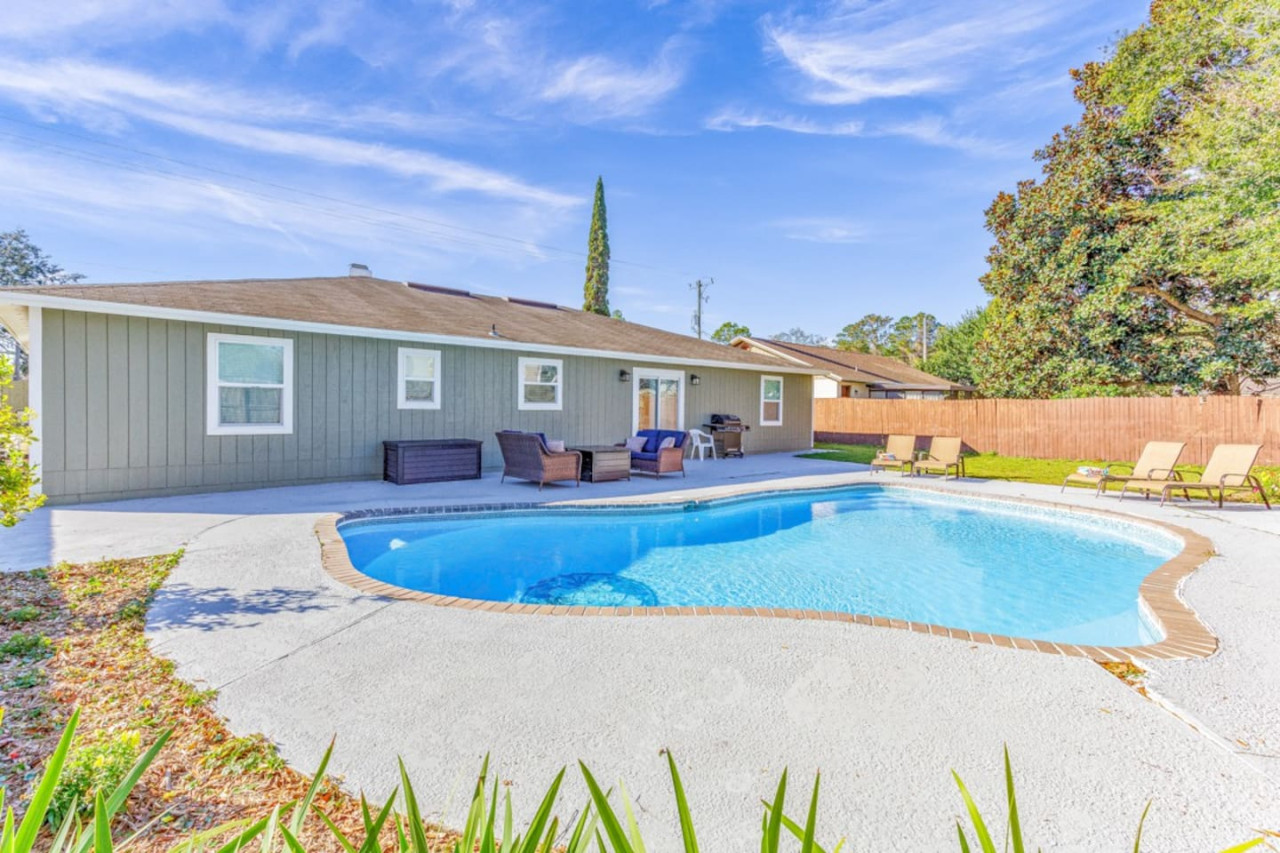 Tres Palmas!Renovated Pool Home Near Mayo & Beach!