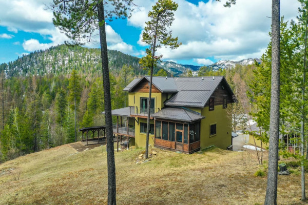 Modern, Colorful home near Glacier Park w/hot tub