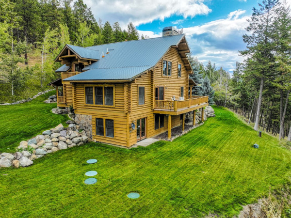 True Mountain Log Home, private 4 BR close to lake