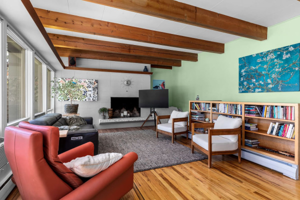3 br Mid-century styled near Glacier Park, hot tub