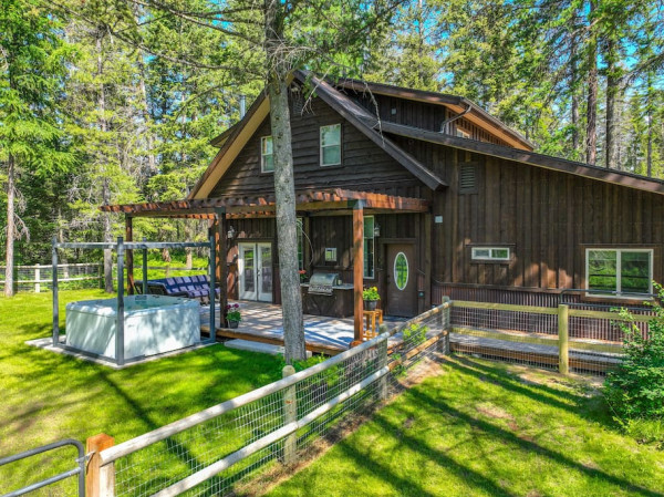 3 bedroom near Whitefish & Glacier Park w/hot tub