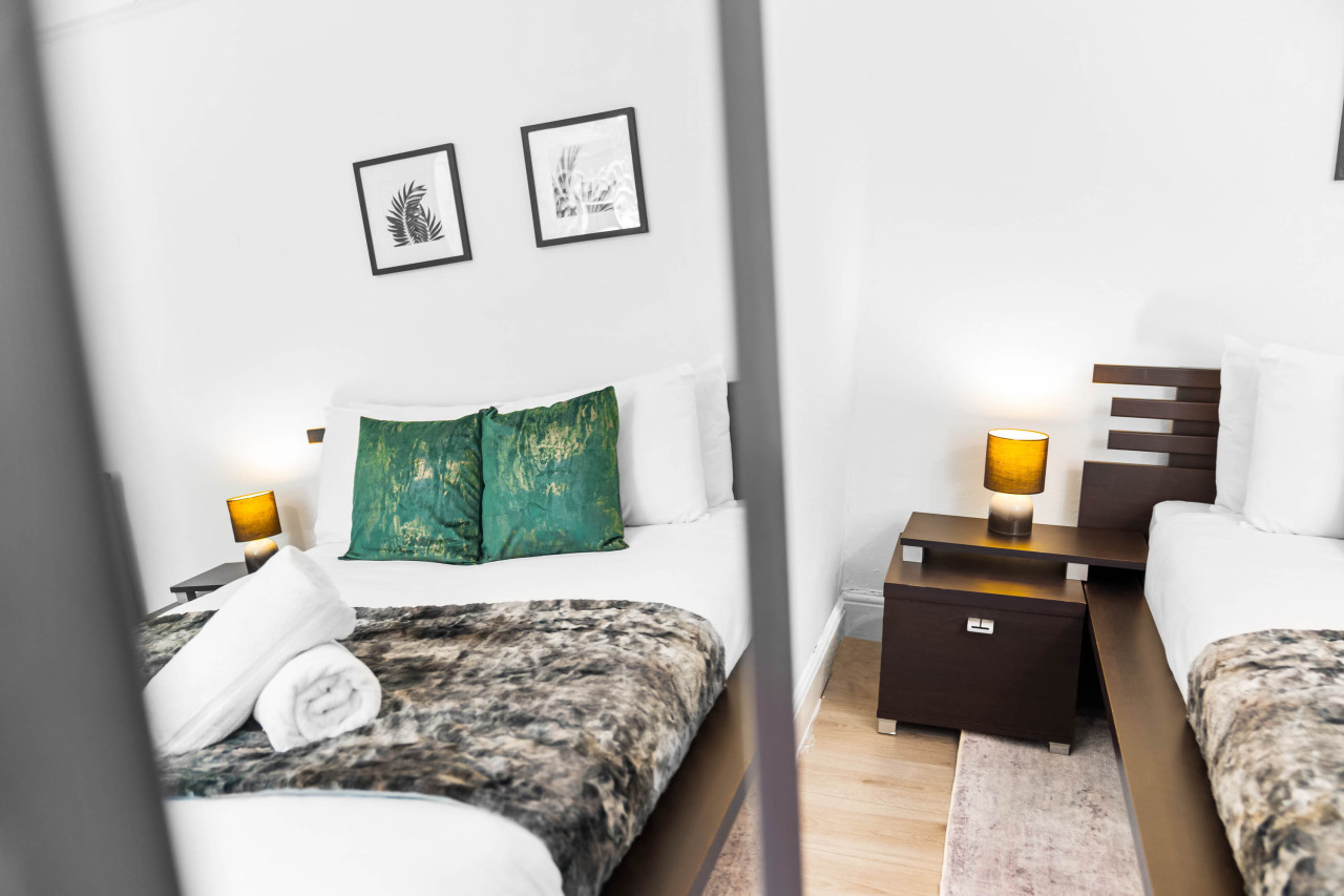 Stylish Edgbaston 4 Bedroom Townhouse - Terrace - Parking in 578 Pershore Rd, Birmingham B29 7EN, UK - Property image 49 - VivreStays