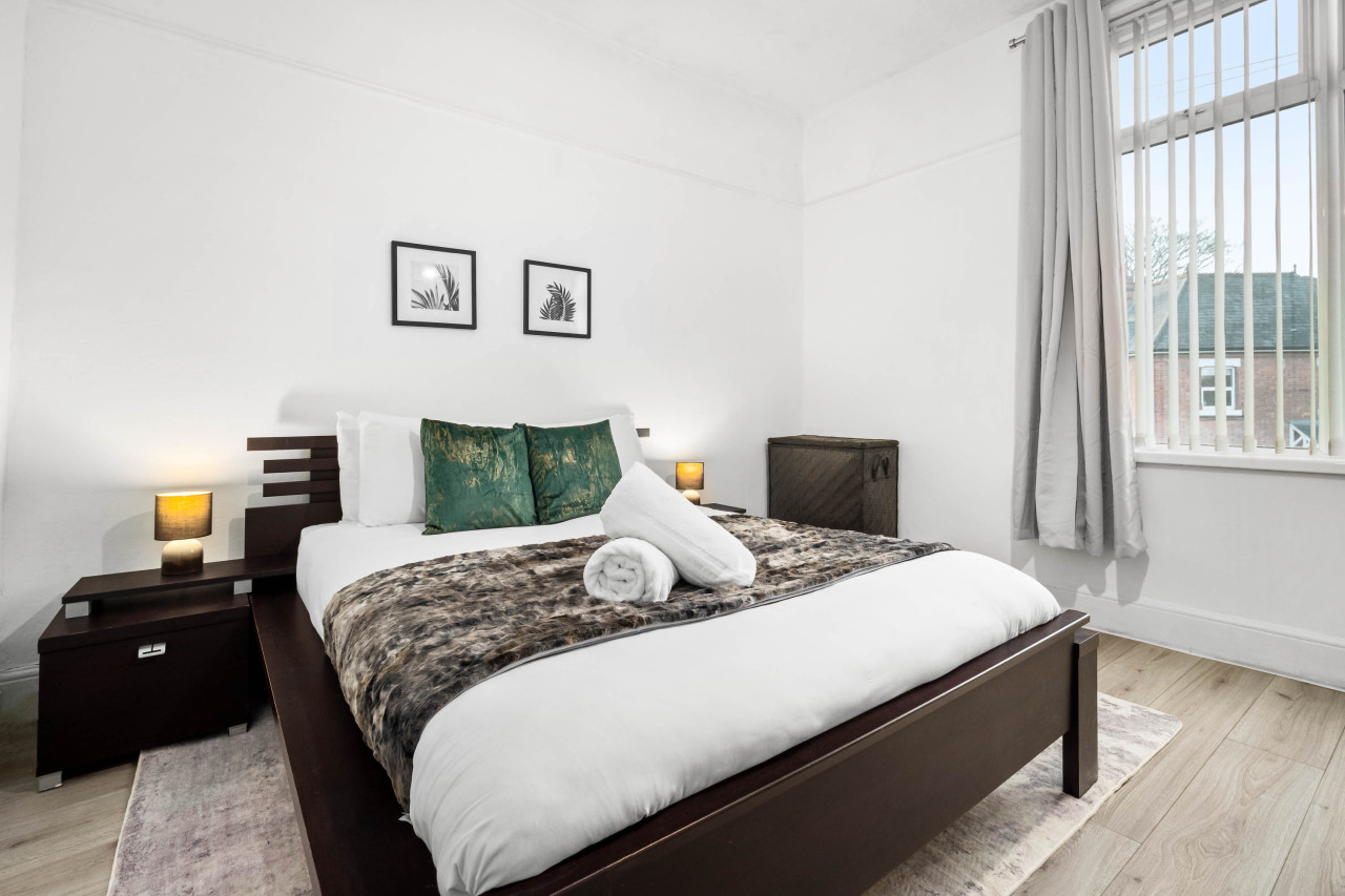 Stylish Edgbaston 4 Bedroom Townhouse - Terrace - Parking in 578 Pershore Rd, Birmingham B29 7EN, UK - Property image 3 - VivreStays