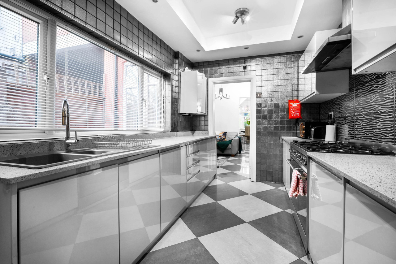 Stylish Edgbaston 4 Bedroom Townhouse - Terrace - Parking in 578 Pershore Rd, Birmingham B29 7EN, UK - Property image 5 - VivreStays