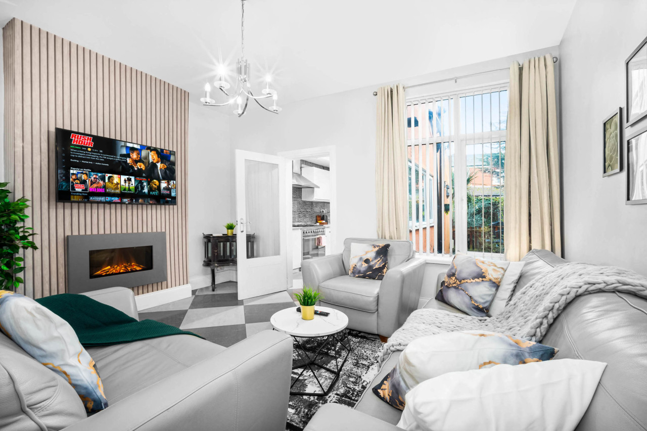 Stylish Edgbaston 4 Bedroom Townhouse - Terrace - Parking serviced apartment - West Midlands - VivreStays