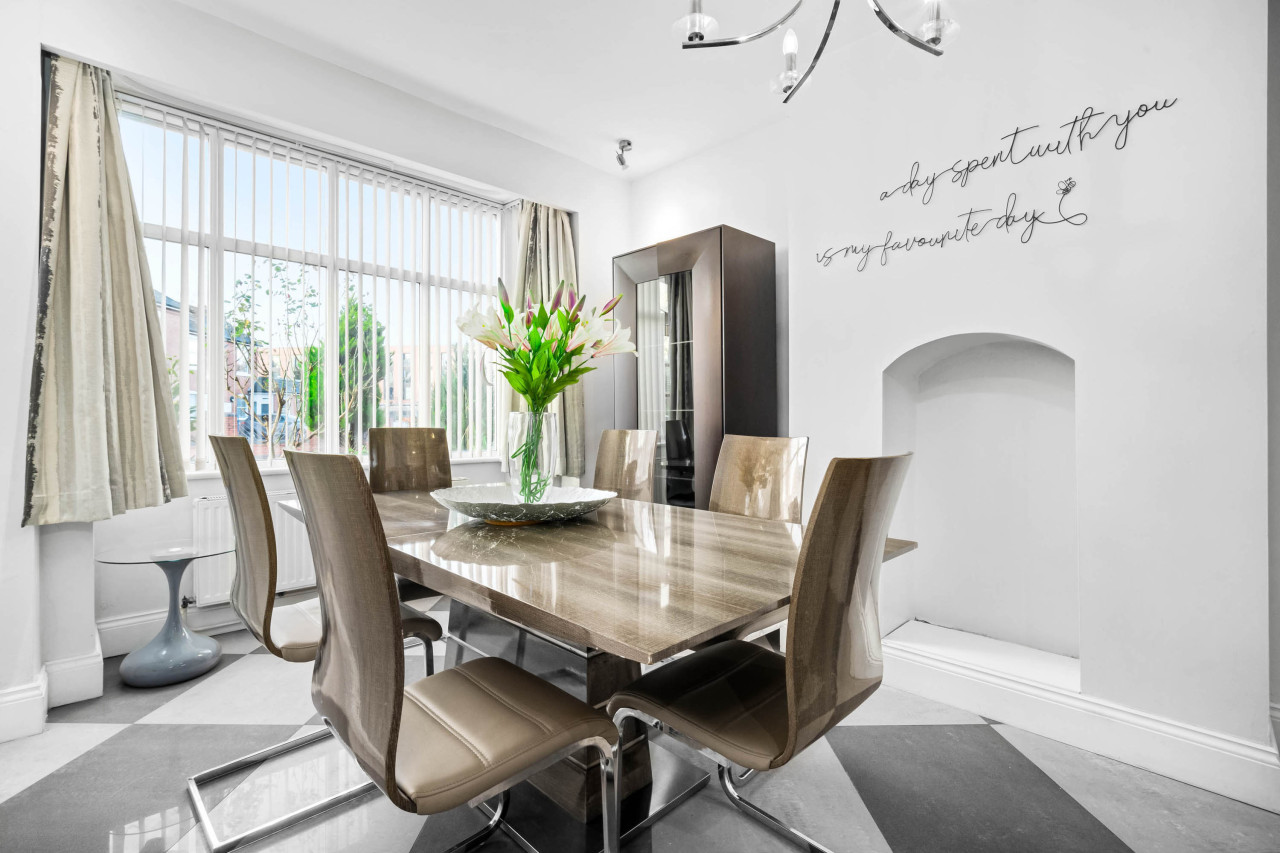 Stylish Edgbaston 4 Bedroom Townhouse - Terrace - Parking in 578 Pershore Rd, Birmingham B29 7EN, UK - Property image 4 - VivreStays