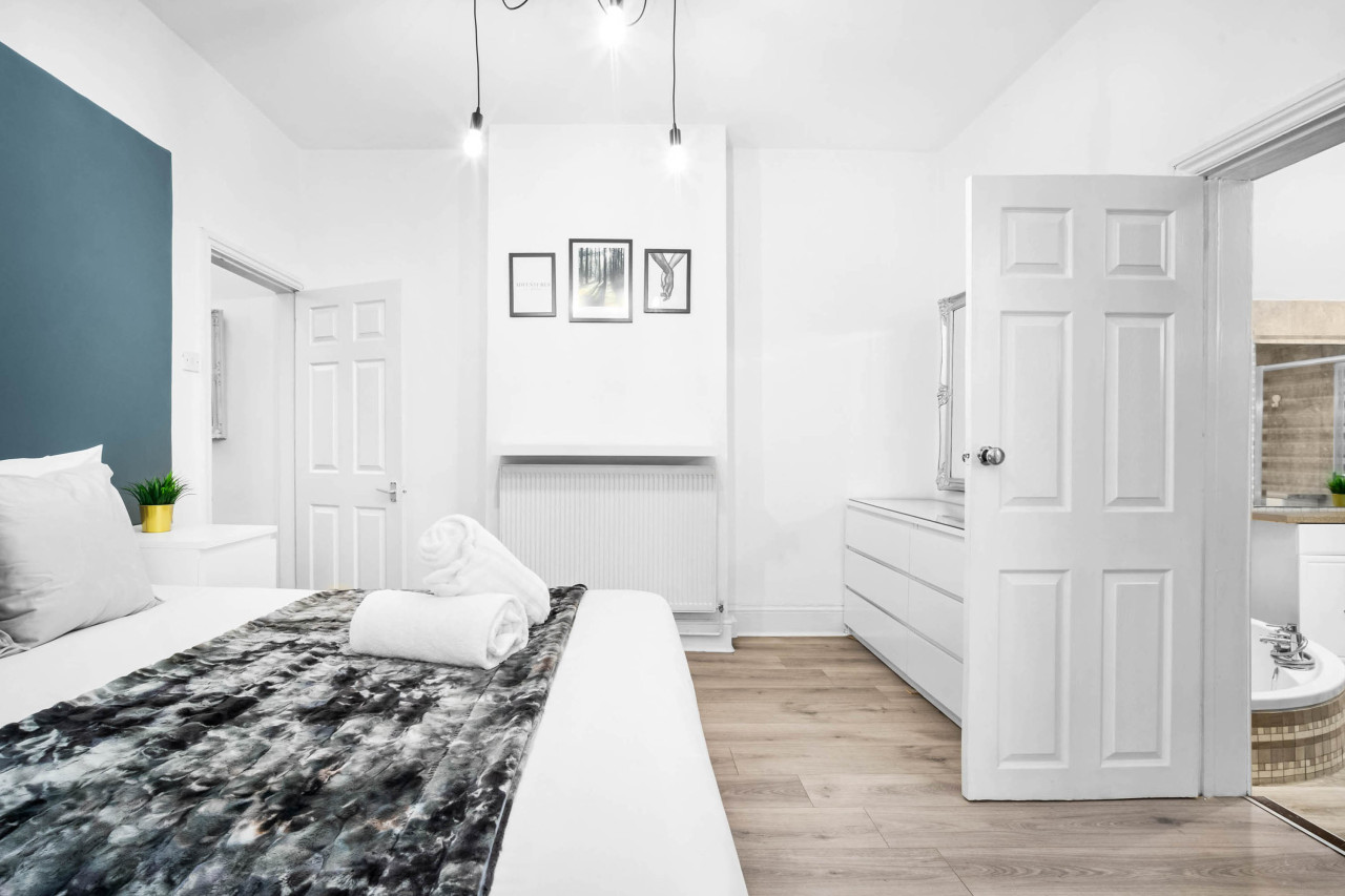 Stylish Edgbaston 4 Bedroom Townhouse - Terrace - Parking in 578 Pershore Rd, Birmingham B29 7EN, UK - Property image 46 - VivreStays