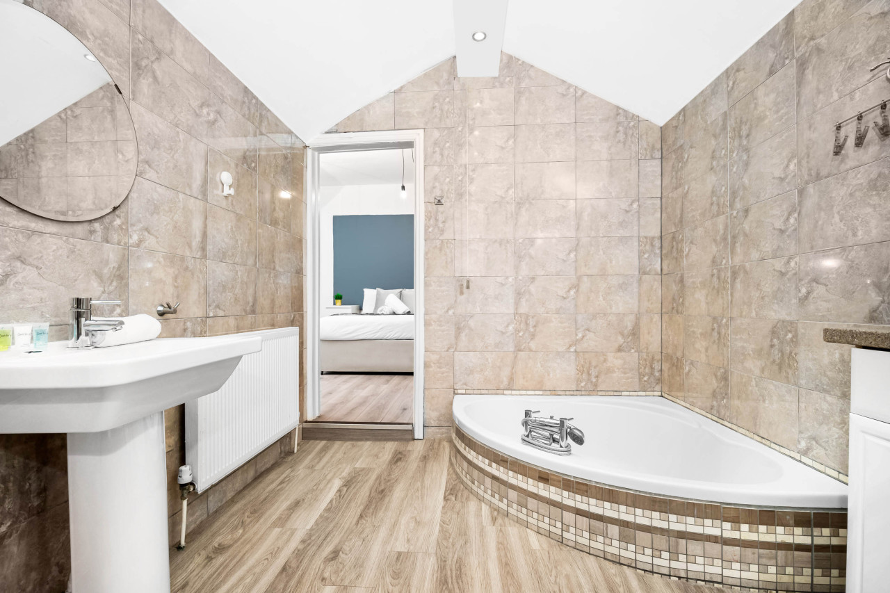 Stylish Edgbaston 4 Bedroom Townhouse - Terrace - Parking in 578 Pershore Rd, Birmingham B29 7EN, UK - Property image 6 - VivreStays