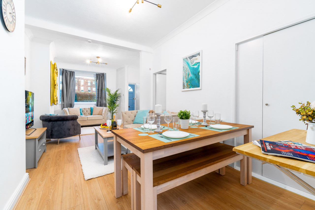 Stylish Three Bedroom House - Harborne - Parking - Garden in 122 Gordon Rd, Harborne, Birmingham B17 9EY, UK - Property image 4 - VivreStays