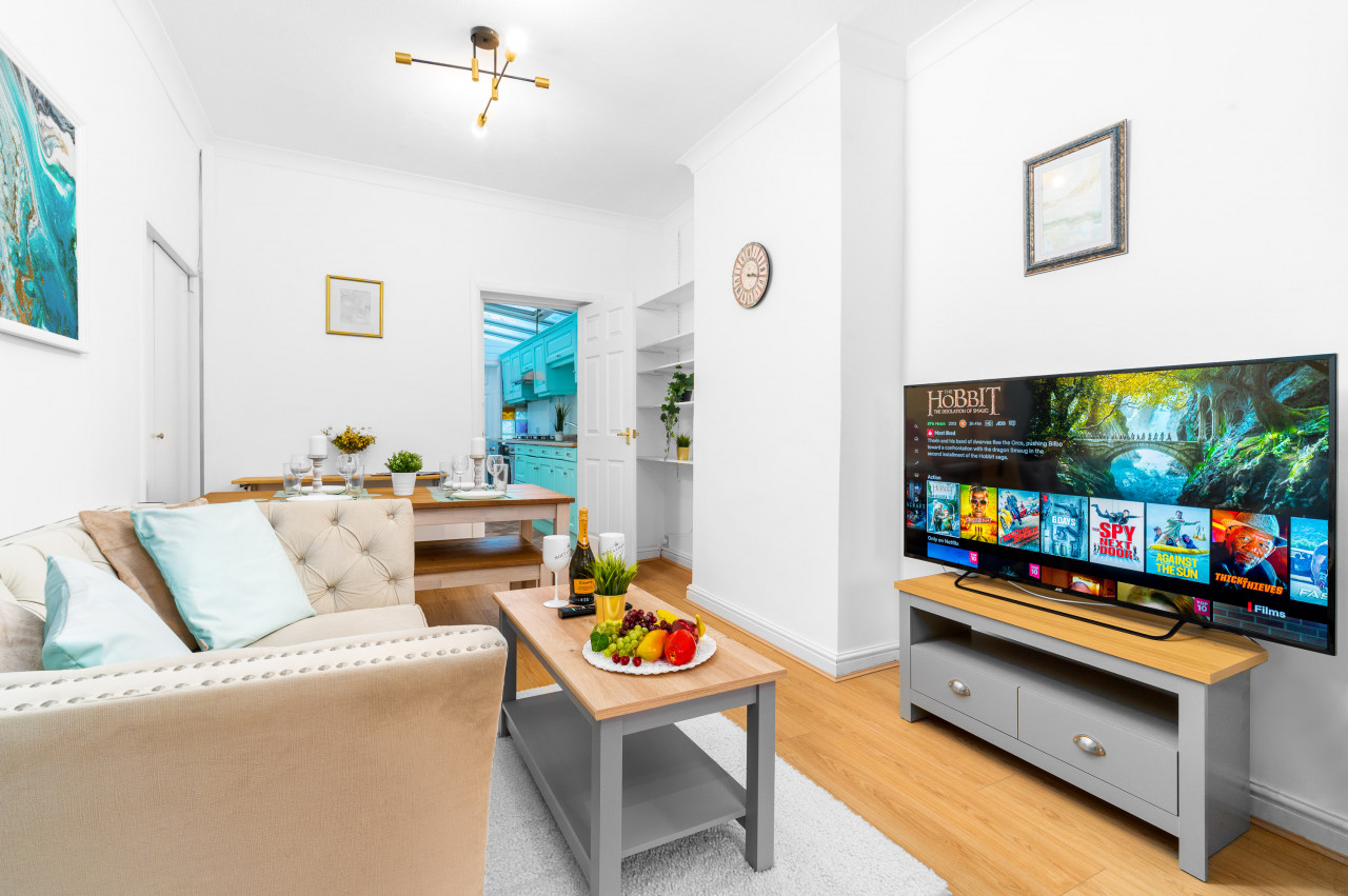 Stylish Three Bedroom House - Harborne - Parking - Garden serviced apartment - Harborne - VivreStays
