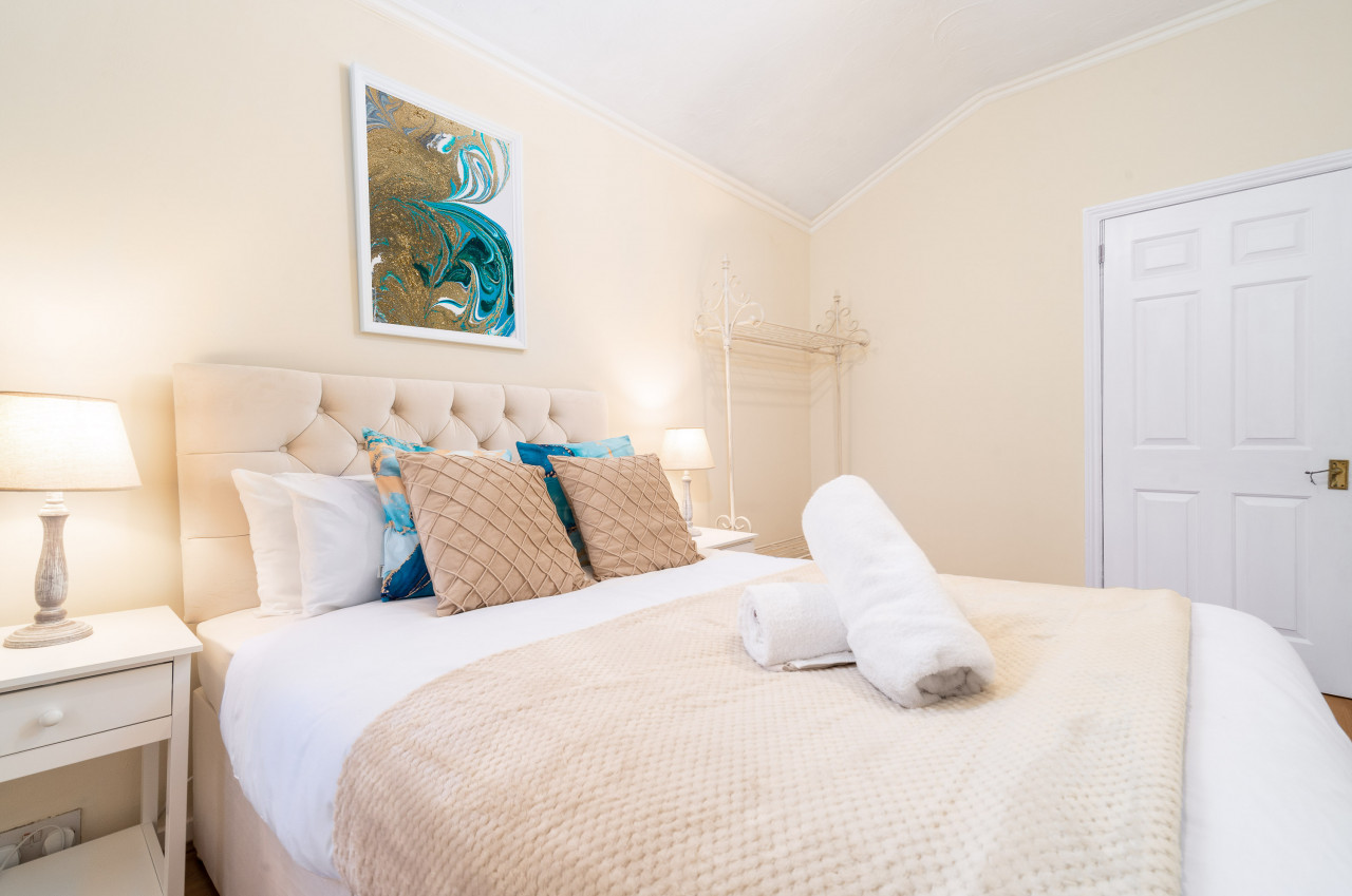 Stylish Three Bedroom House - Harborne - Parking - Garden in 122 Gordon Rd, Harborne, Birmingham B17 9EY, UK - Property image 22 - VivreStays