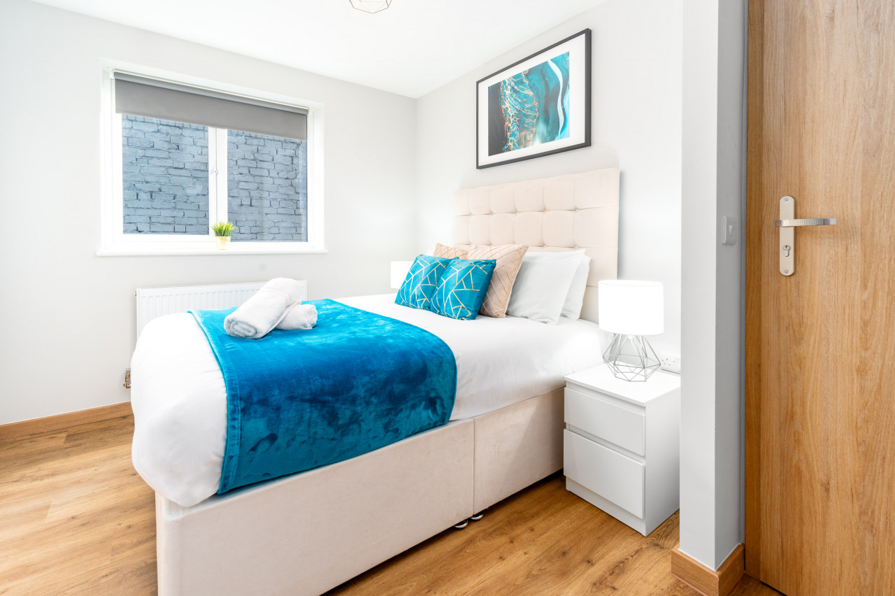 Two Bed Apartment - Two Parking Spaces - Stourbridge in Stewkins, - Property image 3 - VivreStays