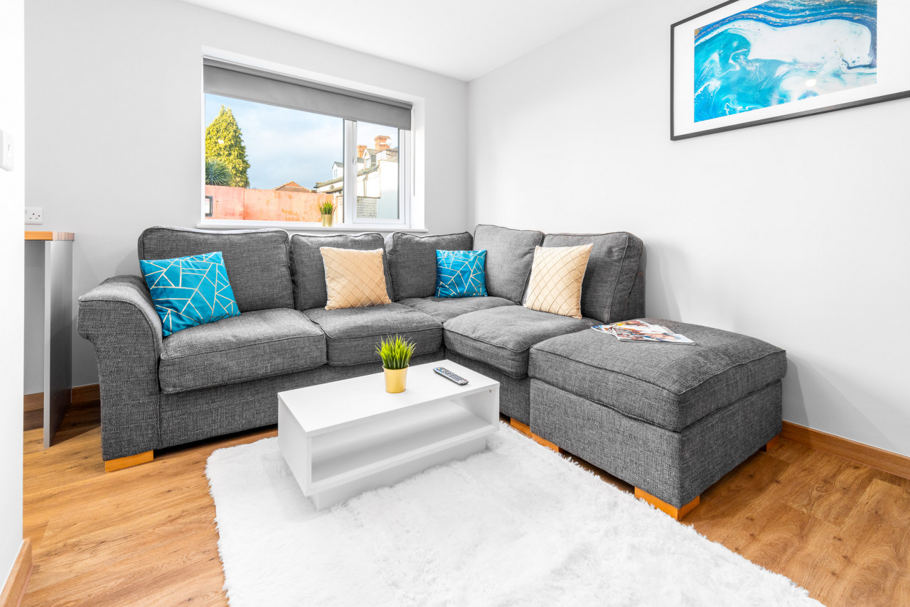 Two Bed Apartment - Two Parking Spaces - Stourbridge in Stewkins, - Property image 8 - VivreStays