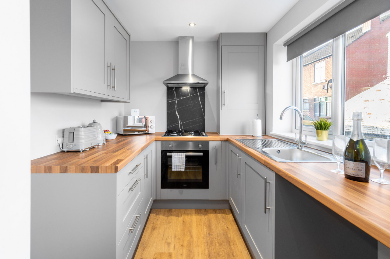 Two Bed Apartment - Two Parking Spaces - Stourbridge in Stewkins, - Property image 2 - VivreStays