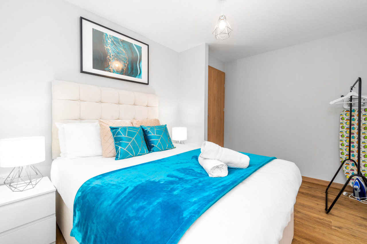 Stylish Two Bed - Two Parking Spaces - Stourbridge in Stewkins, Stourbridge DY8 4YW, UK - Property image 12 - VivreStays