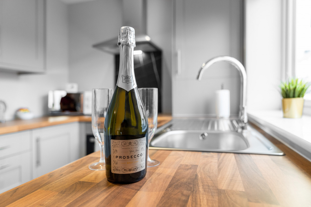 Stylish Two Bed - Two Parking Spaces - Stourbridge in Stewkins, Stourbridge DY8 4YW, UK - Property image 3 - VivreStays