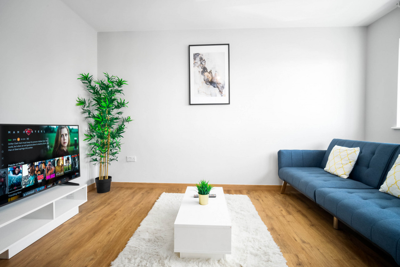 Stylish Two Bed - Two Parking Spaces - Stourbridge in Stewkins, Stourbridge DY8 4YW, UK - Property image 7 - VivreStays