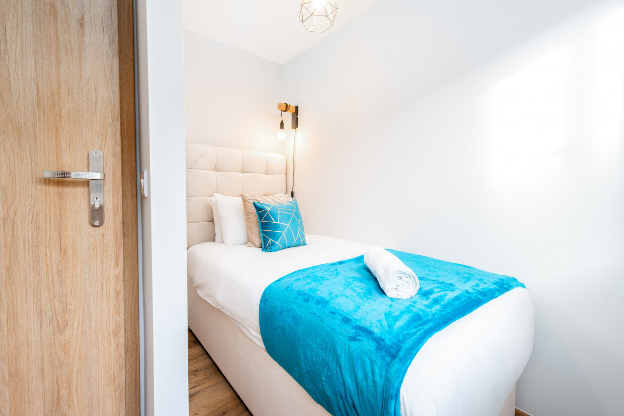 Stylish Two Bed - Two Parking Spaces - Stourbridge in Stewkins, Stourbridge DY8 4YW, UK - Property image 20 - VivreStays